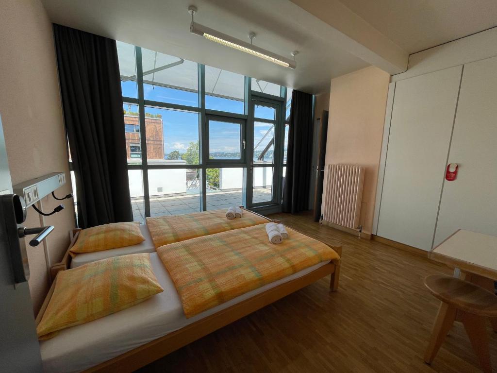 日内瓦日内瓦旅舍的一间卧室设有一张大床和一个大窗户
