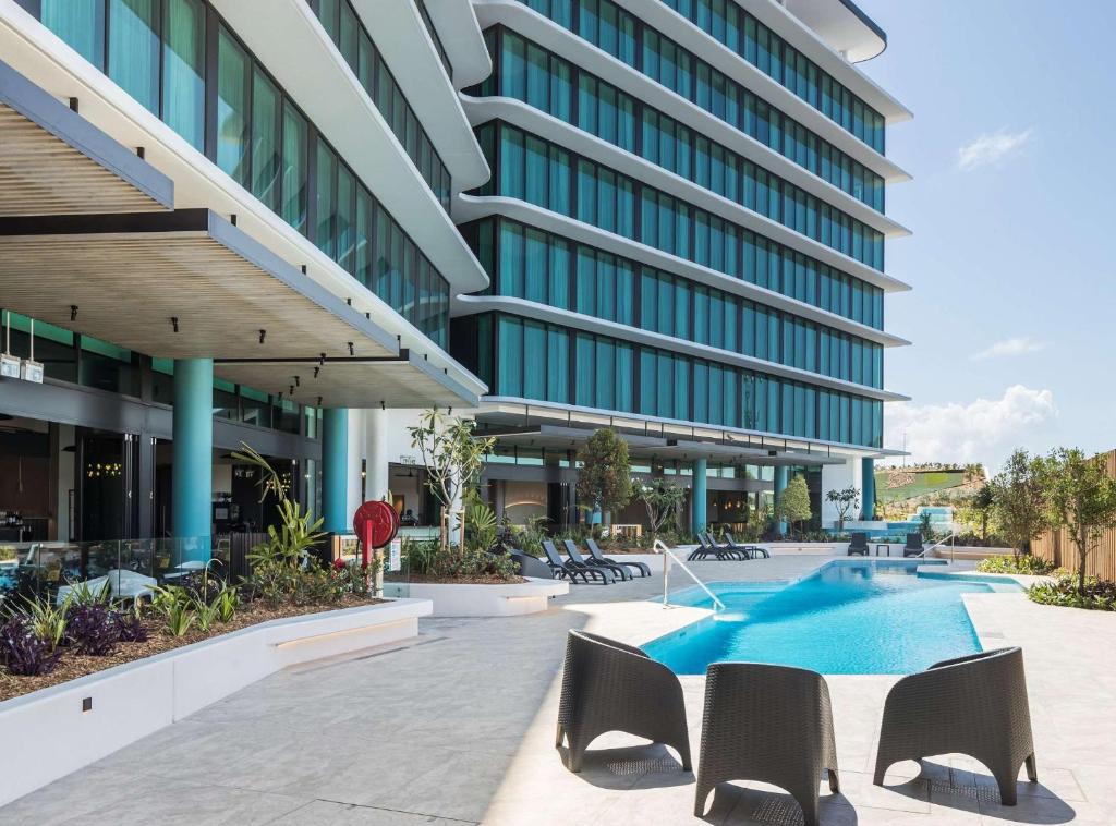 黄金海岸Rydges Gold Coast Airport的享有带游泳池的大楼的外部景致