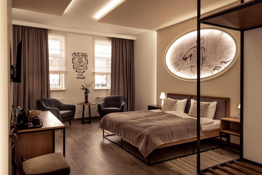 卡缅涅茨-波多利斯基RATUSHA craft rooms的酒店客房设有一张床和墙上的大时钟