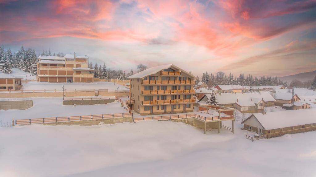 科查尼Magnolija Resort Ponikva的雪中 ⁇ 染度假胜地