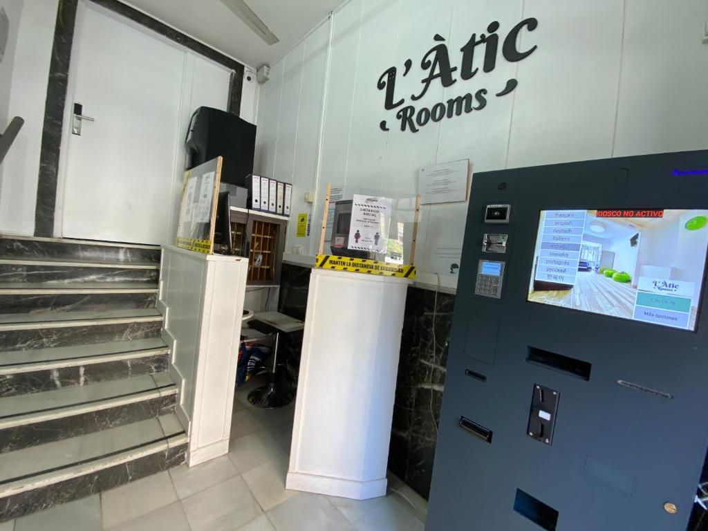 阿利坎特LÀtic Rooms的一间位于商店的带机器的卡特里克室