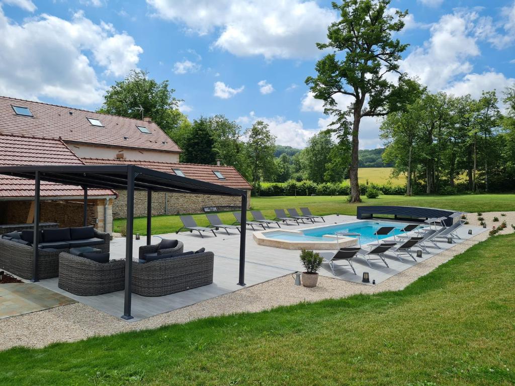 Balesmes-sur-MarneChez Clément的一个带游泳池、椅子和凉亭的庭院