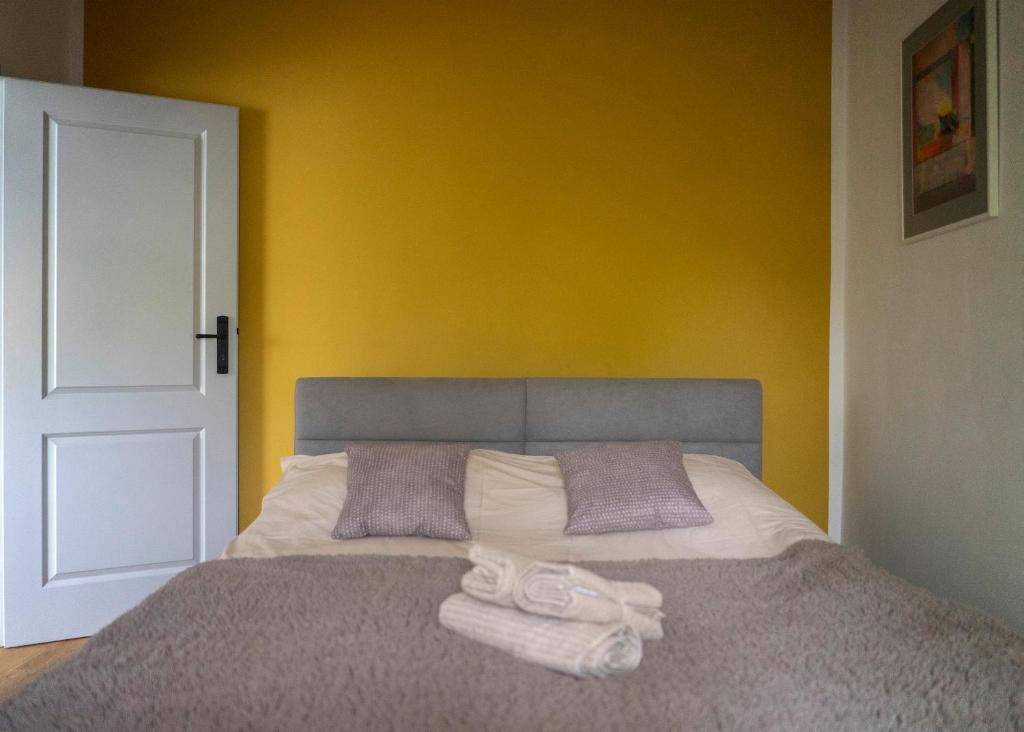 海乌姆Modern Apart w Centrum的一间卧室配有带毛巾的床