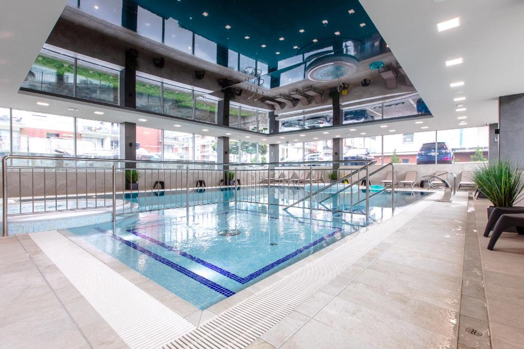 里沃Resort Apartamenty Klifowa Rewal 21的大楼中央的大型游泳池