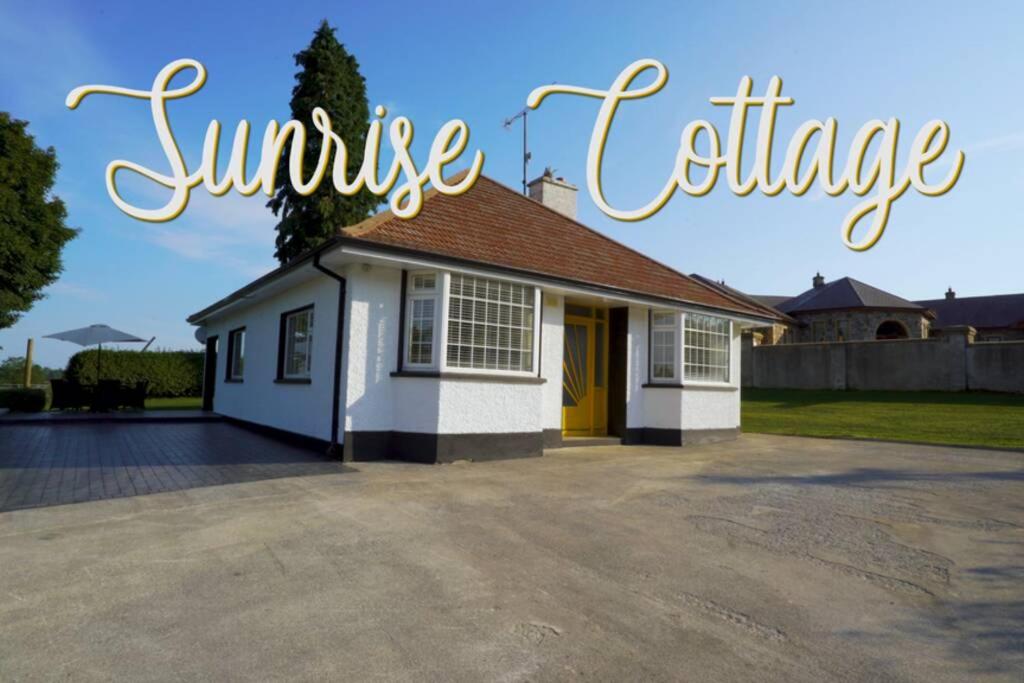 ScrabbySunrise Cottage on shores off Lough Gowna的前面有大车道的房子
