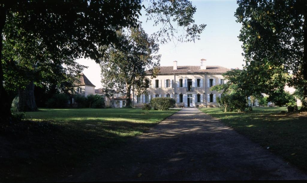 Labastide-dʼArmagnac帕拉达城堡酒店的前面有树木的大白色房子