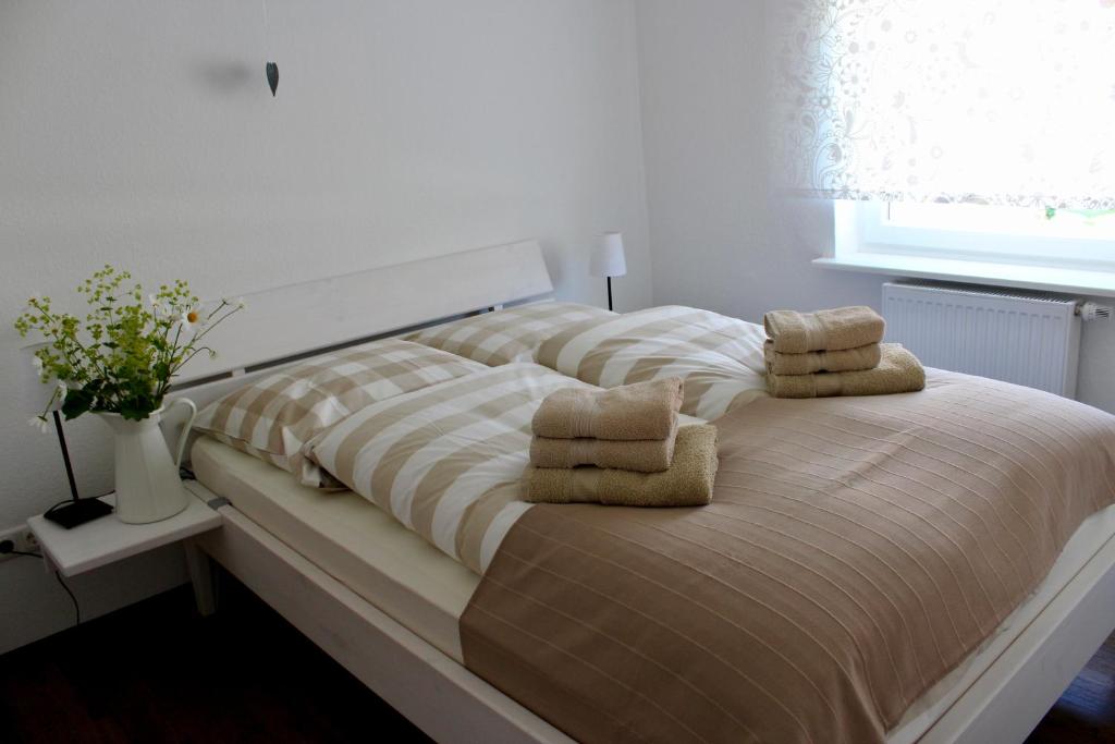 霍瓦赫特Kleines Landleben的一间卧室配有一张大床和两条毛巾