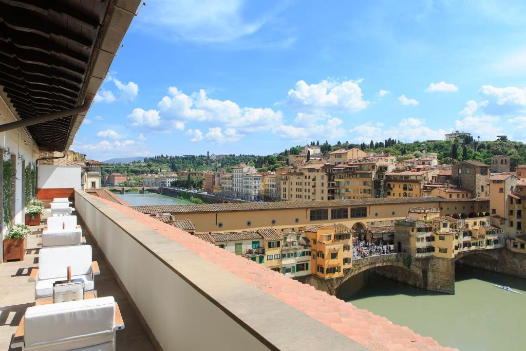 佛罗伦萨佛罗伦萨肖像酒店 -鲁嘉尔诺系列酒店的从建筑屋顶可欣赏到城市美景