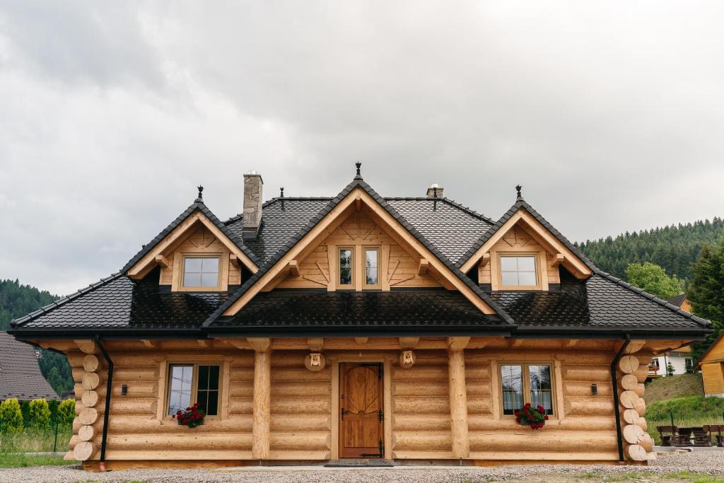 Poręba WielkaNA BALI po góralsku的小木屋,设有黑色屋顶