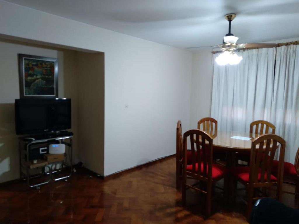 门多萨Hermoso departamento en Mendoza的客厅设有餐桌和电视