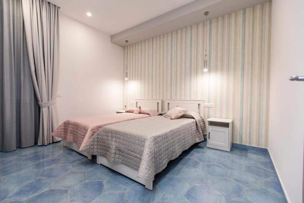 PianilloCasa Imperati的卧室配有一张带粉红色枕头的大床