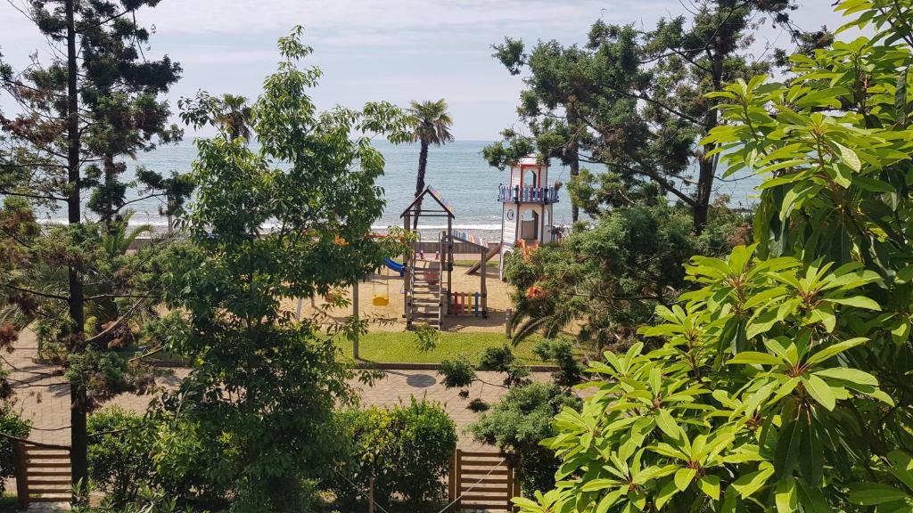 查克维Sea View Apartment at Oasis Dreamland Resort的公园内的游乐场,背景是大海