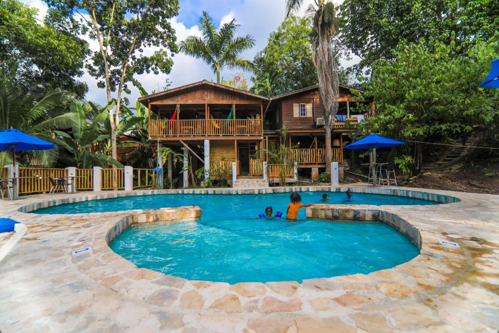 尼格瑞尔Zimbali Culinary Retreats的一座带房子的度假游泳池