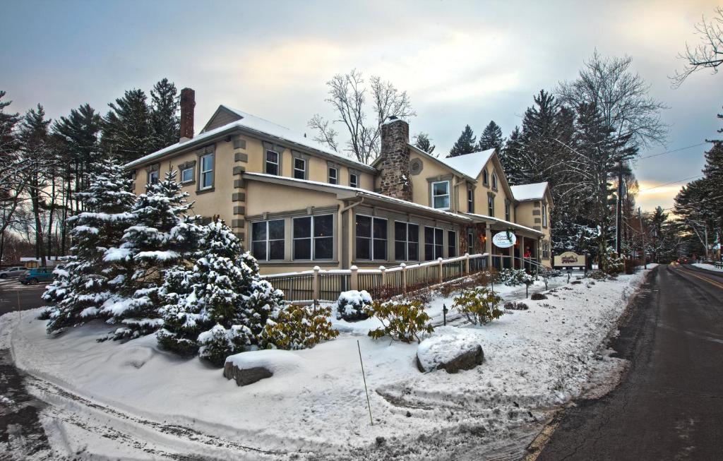 CrescoWoodfield Manor - A Sundance Vacations Property的前面有雪覆盖的树木的房子