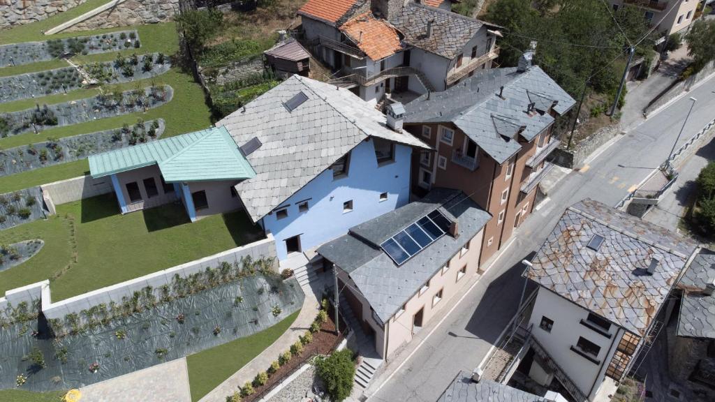 奥斯塔Bhotanica - ospitalità e natura的享有蓝色屋顶房屋的顶部景色