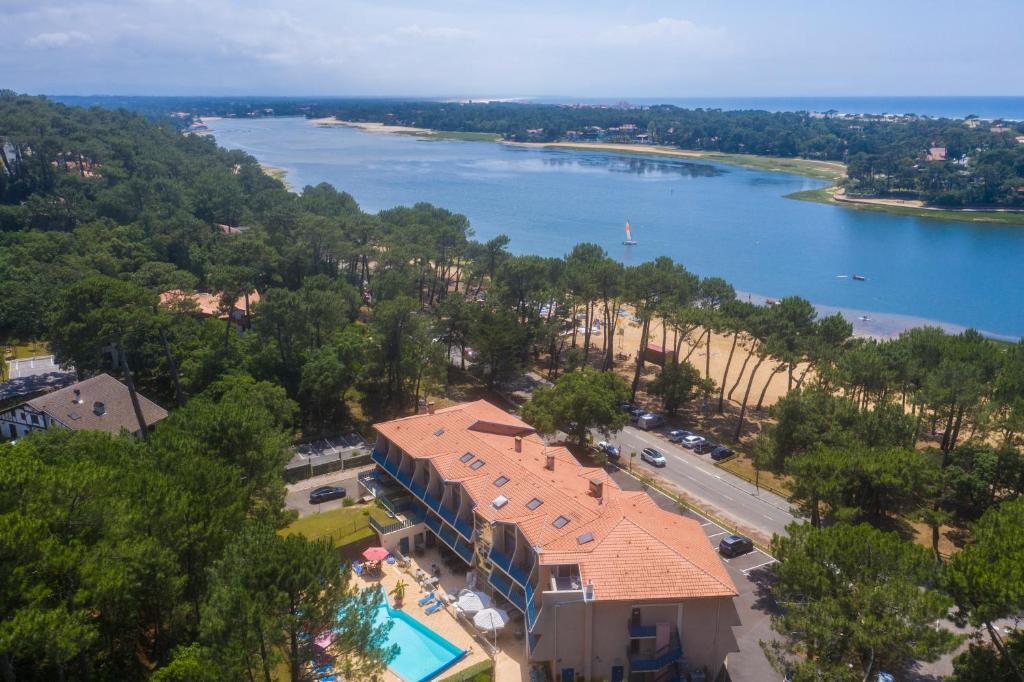 奥瑟戈尔Hotel Logis Lacotel的享有度假村和湖泊的空中景致