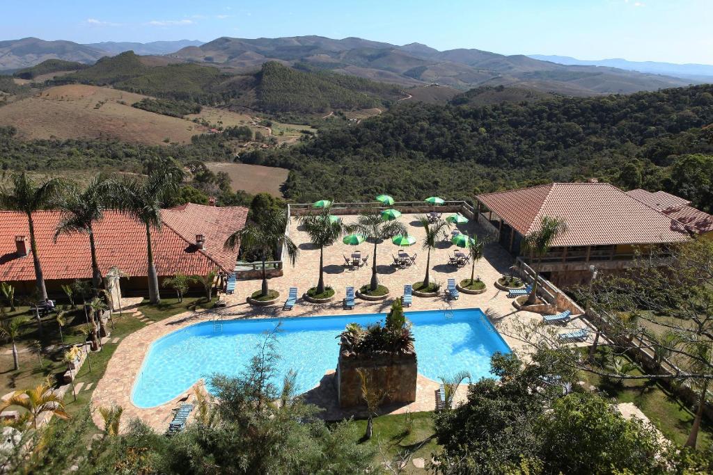 康塞高伊比蒂波卡Hotel Alpha Ville Chalés的享有带游泳池的度假村的空中景致
