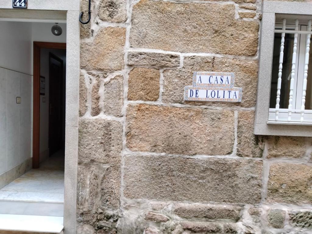 穆罗斯A Casa de Lolita的石墙边的标志