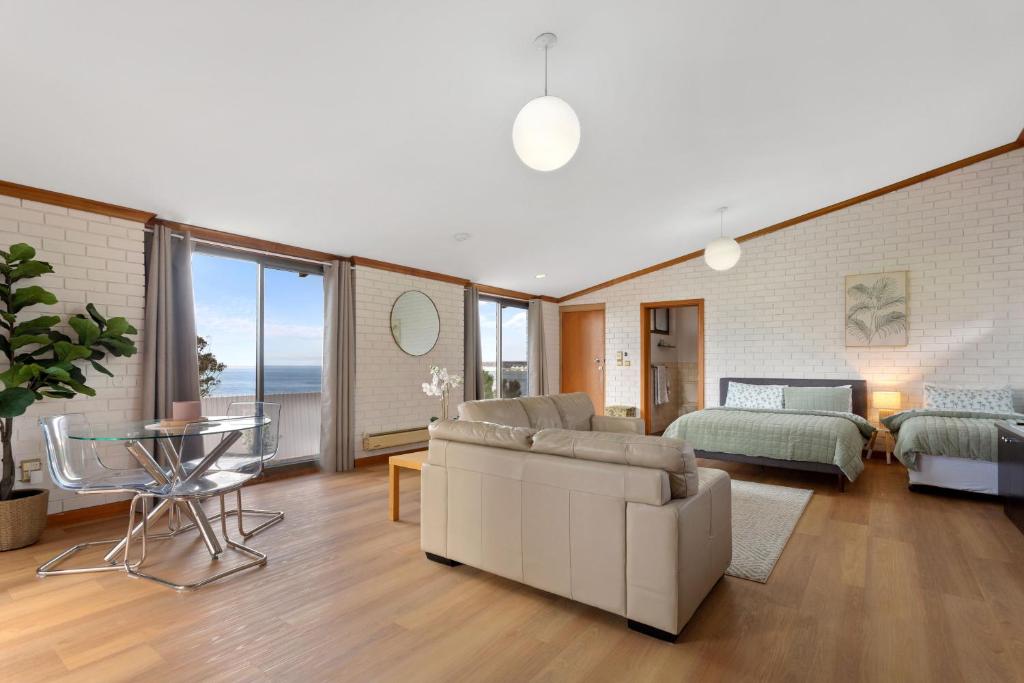 林肯港The Flaxman Studio - Panoramic Ocean Views的客厅配有沙发和1张床