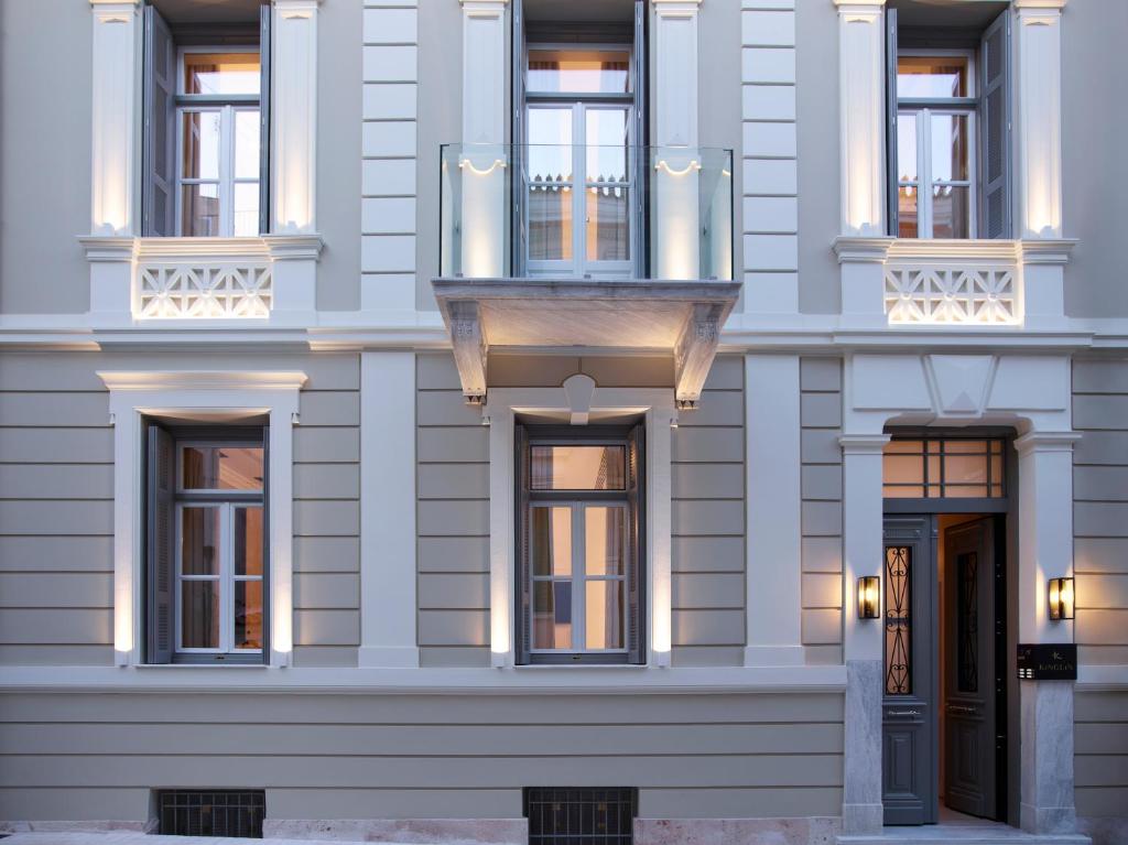 雅典Kinglin Luxury Living的建筑的外墙,有窗户和门