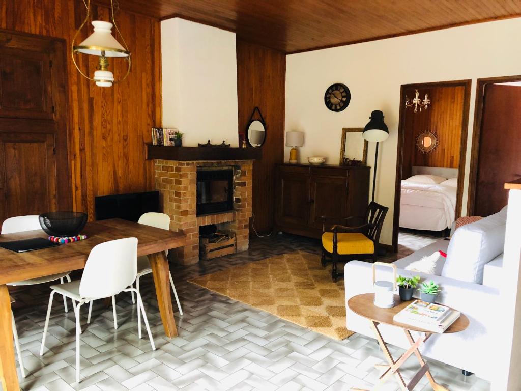 ChabottesPont de Frappe的客厅配有桌子和壁炉