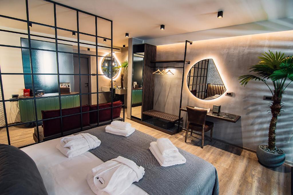 雅典Project 3 Urban Chic Hotel的一间设有床铺和毛巾的房间