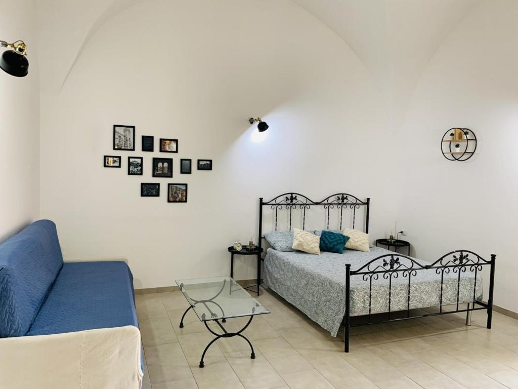 维科德尔加尔加诺A Casa Di Mink的一间卧室配有一张床、一把椅子和一张沙发