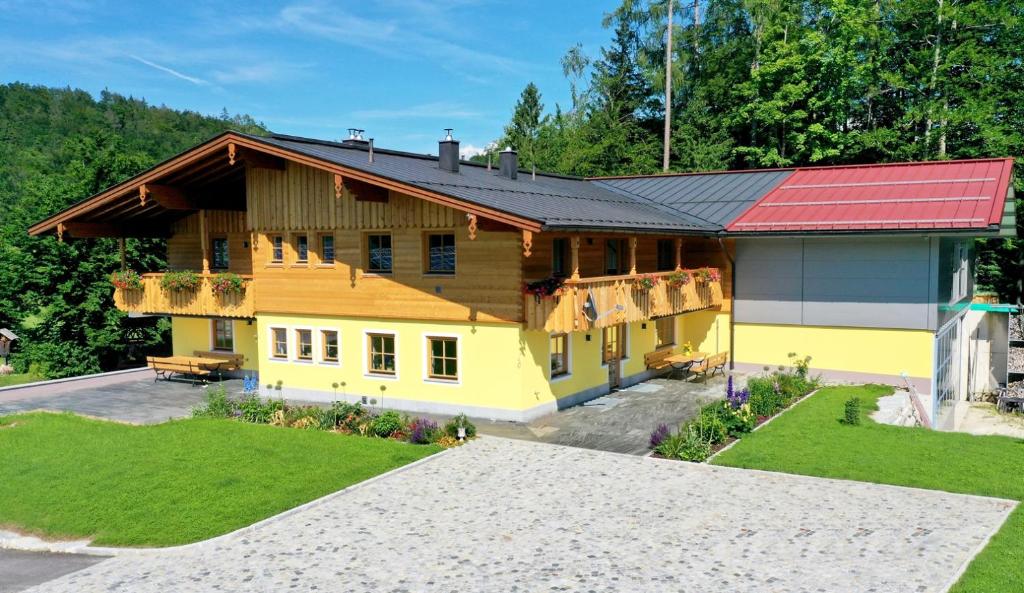 马克特谢伦贝格Ferienwohnungen Josef Koll的红色屋顶的大型黄色房屋
