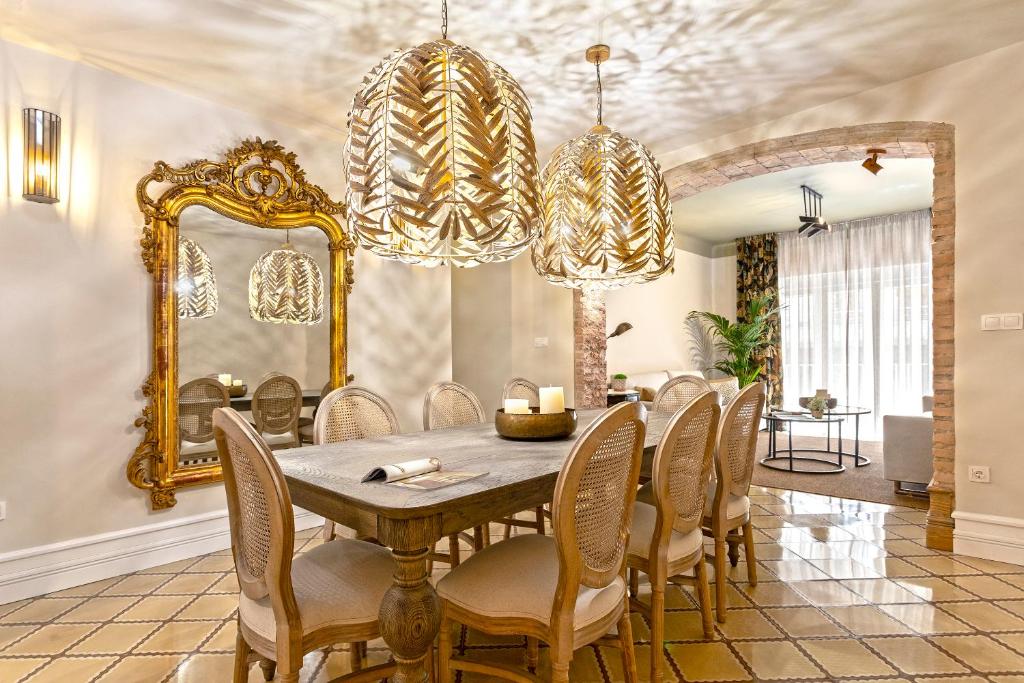 格拉纳达Genteel Home Recogidas的一间带桌椅和镜子的用餐室