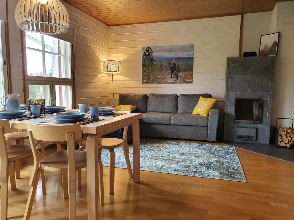 萨利色尔卡Rakovalkia Apartment的客厅配有桌子和沙发