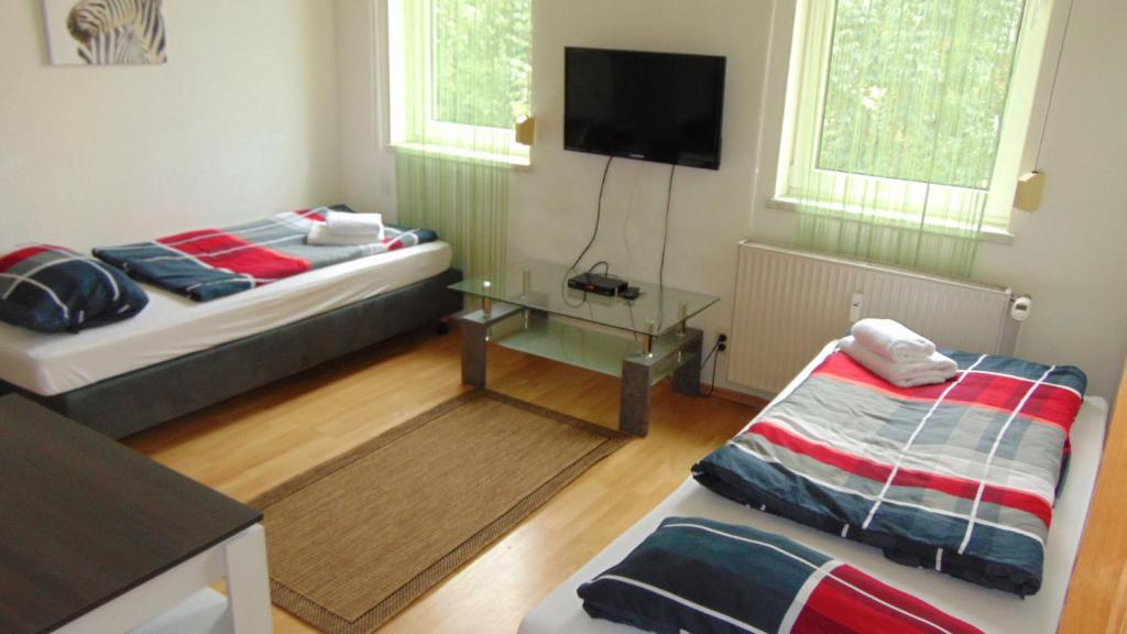 奎德林堡斯库茨布鲁克旅舍的客房设有两张床和一台平面电视。