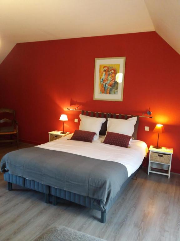 Huisseau-sur-CossonEscale Au Chiteau的一间卧室设有一张红色墙壁的大床