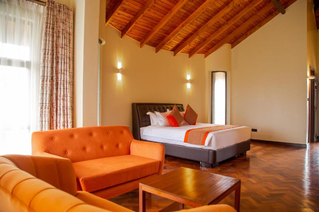 奈瓦沙Elmer Resort & Spa Naivasha的酒店客房,配有床和沙发