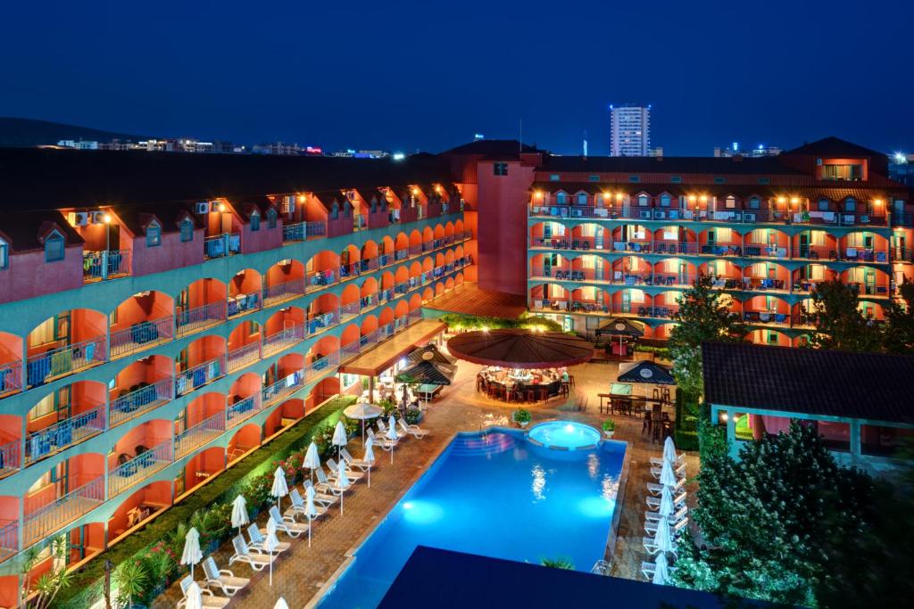阳光海滩克可赤酒店的夜间设有游泳池的酒店