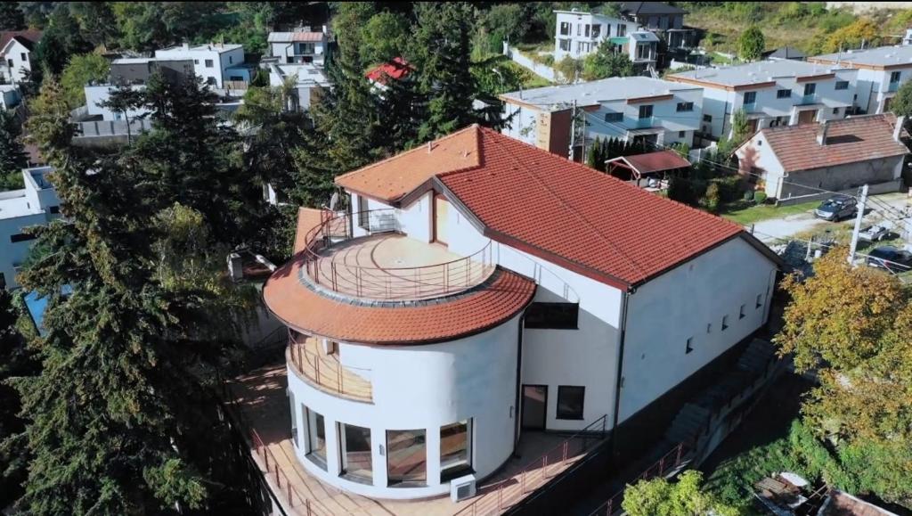 RačaRaca Retreat的享有红色屋顶建筑的上方景色