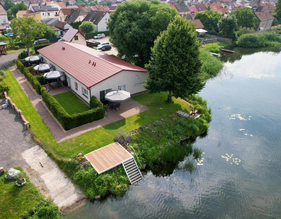 PritzerbeFerienanlage Pritzerbe的水面上岛上房屋的空中景观