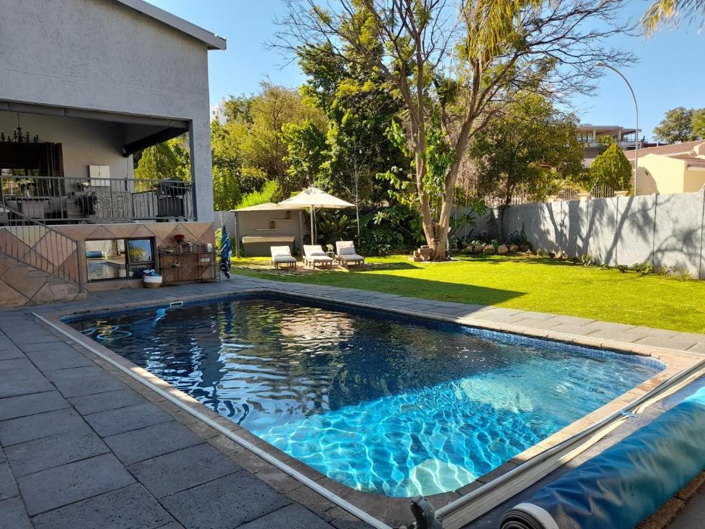 温特和克Safari Villa Boutique Hotel的一座房子后院的游泳池