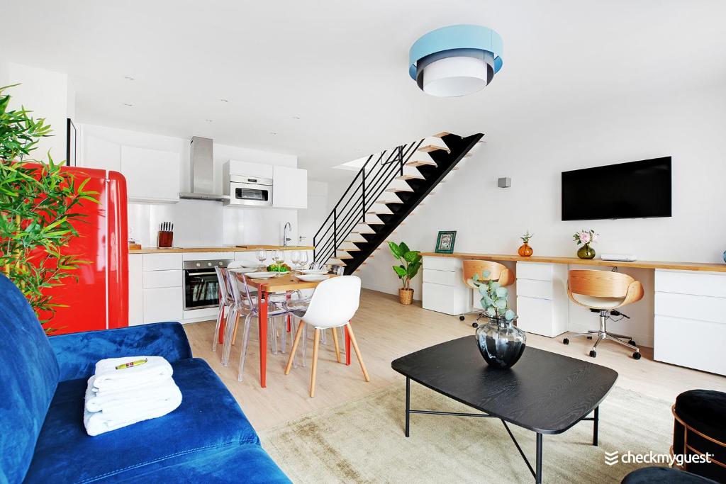 巴黎CMG Gaite - Montparnasse的客厅配有蓝色沙发和红色冰箱