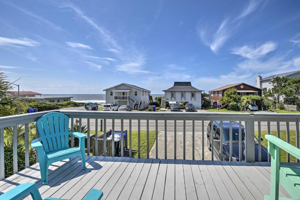 橡树岛Oak Island Beach Abode with Deck Walk to Shore!的一个带两把椅子的海景甲板