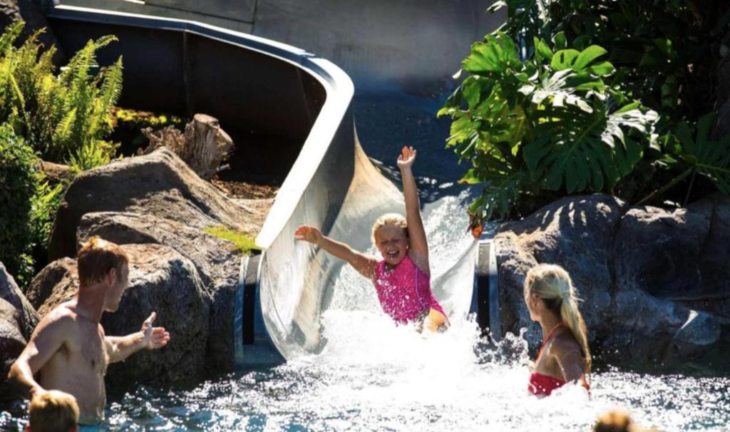 拉海纳1 BR Luxury Condo in Presitigious Honua Kai Resort #k430的一个小女孩滑倒在水里滑下滑