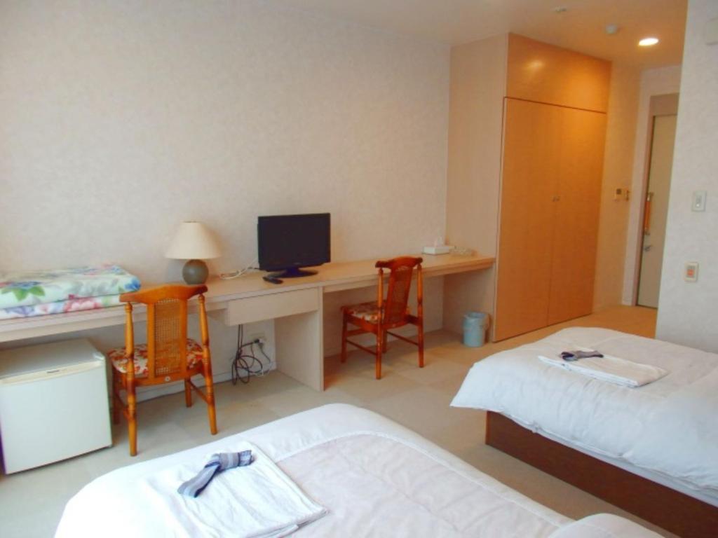 KaiyoSabi Katayama - Vacation STAY 56437v的客房设有两张床和一张带电脑的书桌