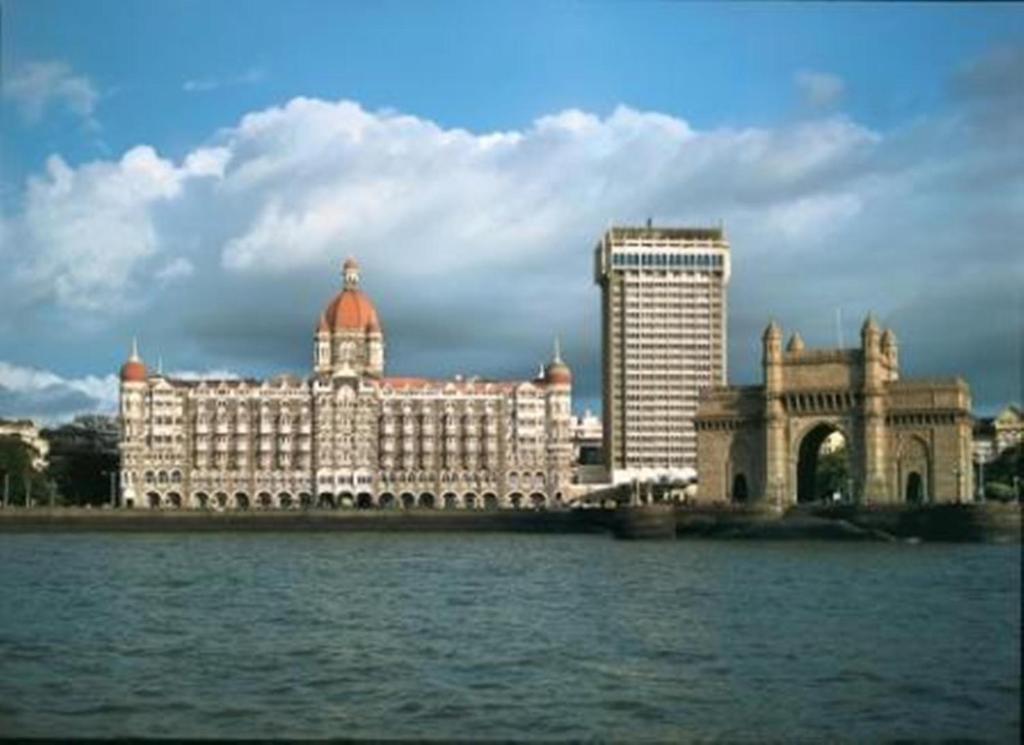 孟买The Taj Mahal Tower, Mumbai的靠近水体的大建筑