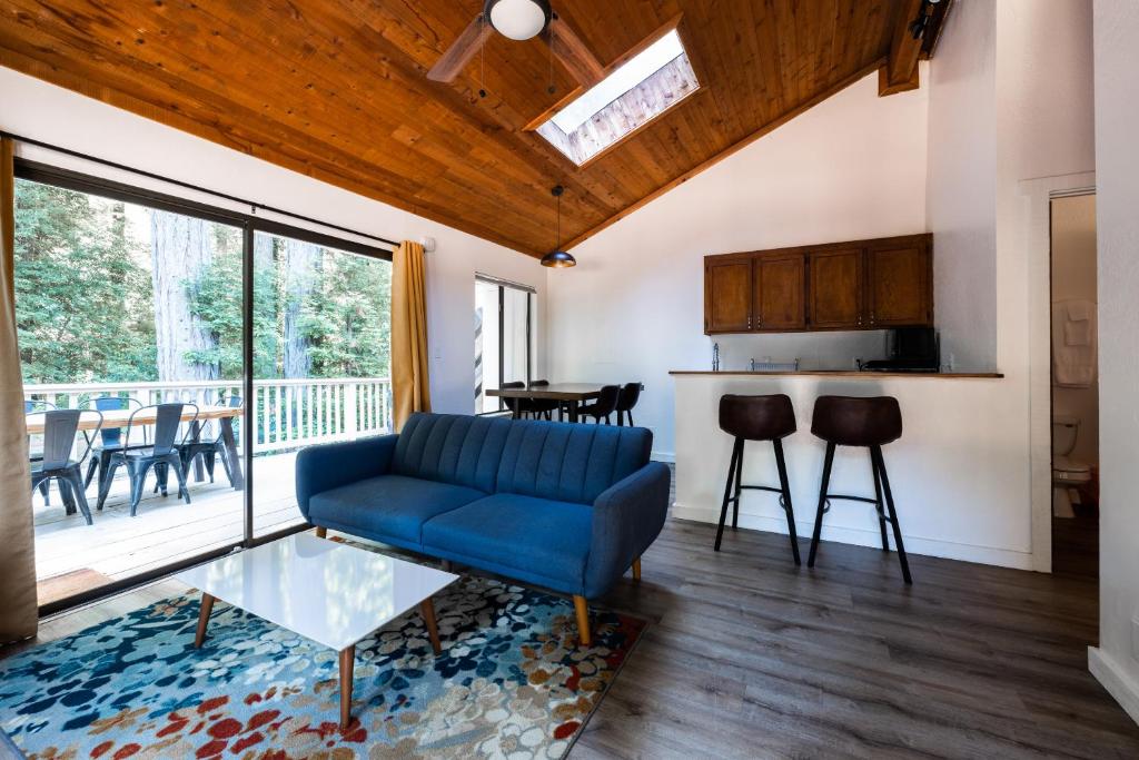 Monte RioCasa Secoya的一间带蓝色沙发的客厅和一间厨房