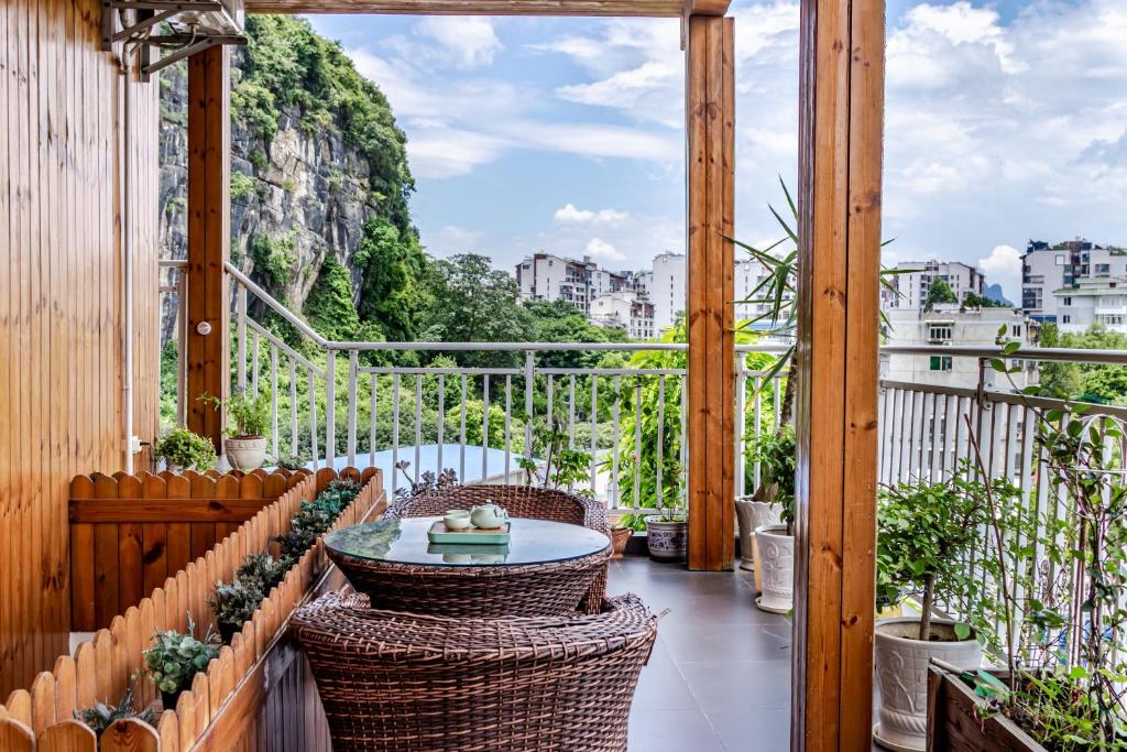 桂林隽舍精品家庭旅馆的阳台配有桌子和一些植物
