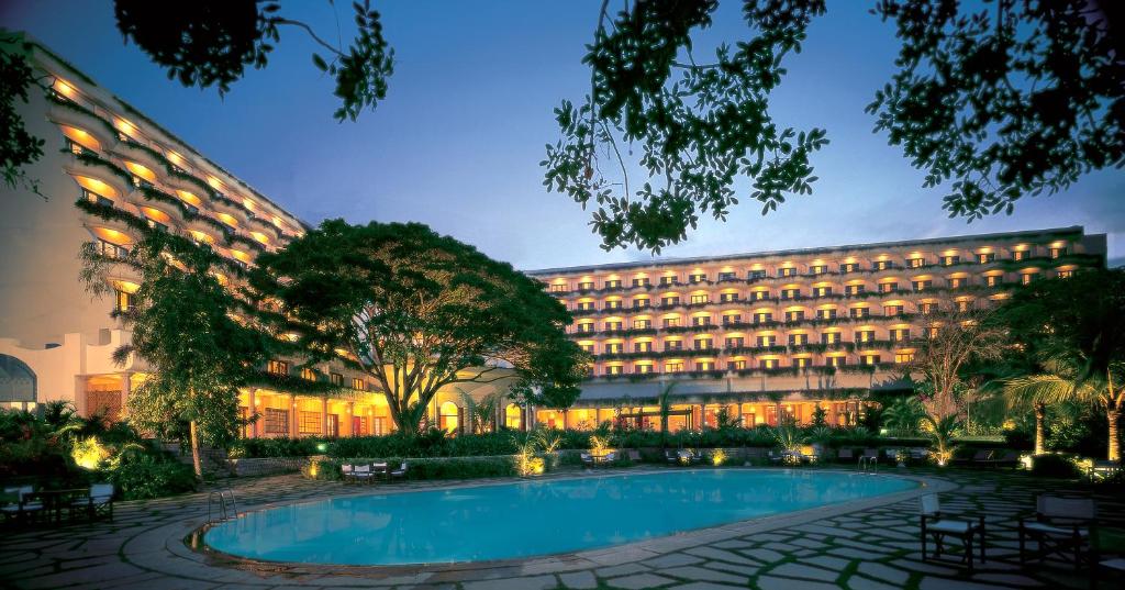 班加罗尔班加罗尔欧贝罗伊酒店&度假村的大楼前有游泳池的酒店