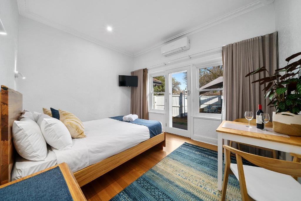 贝纳拉本森旅馆公寓的一间卧室设有一张床和一个窗口