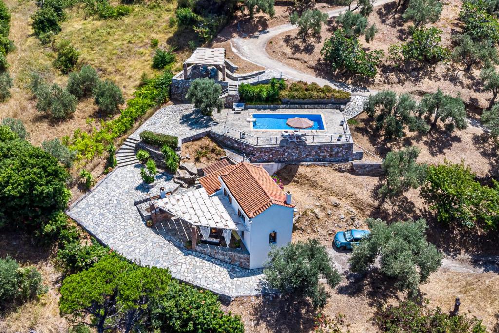 帕诺尔莫斯斯科派洛斯Villa Fotini Kalivi in Raches的享有带游泳池的房屋的空中景致