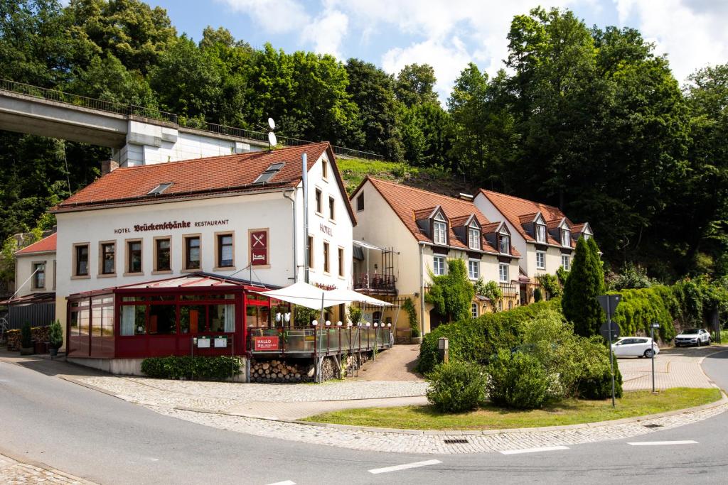 塞布尼茨Hotel Brückenschänke的道路一侧的建筑物