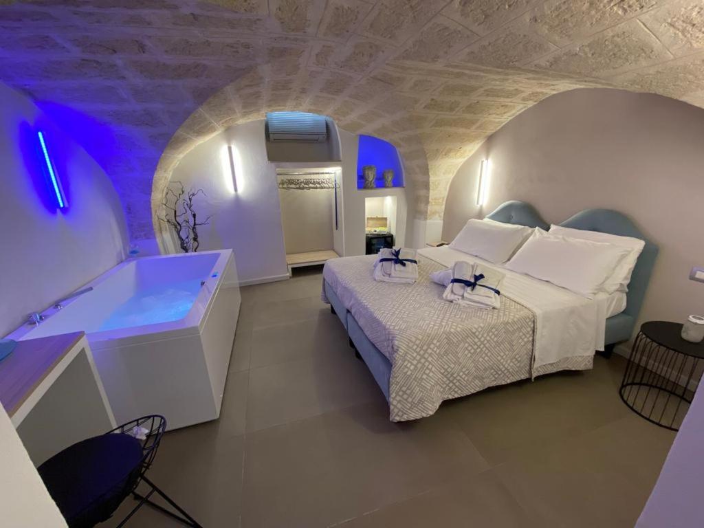 莫诺波利索诺博卡1822酒店的酒店客房设有两张床和盥洗盆