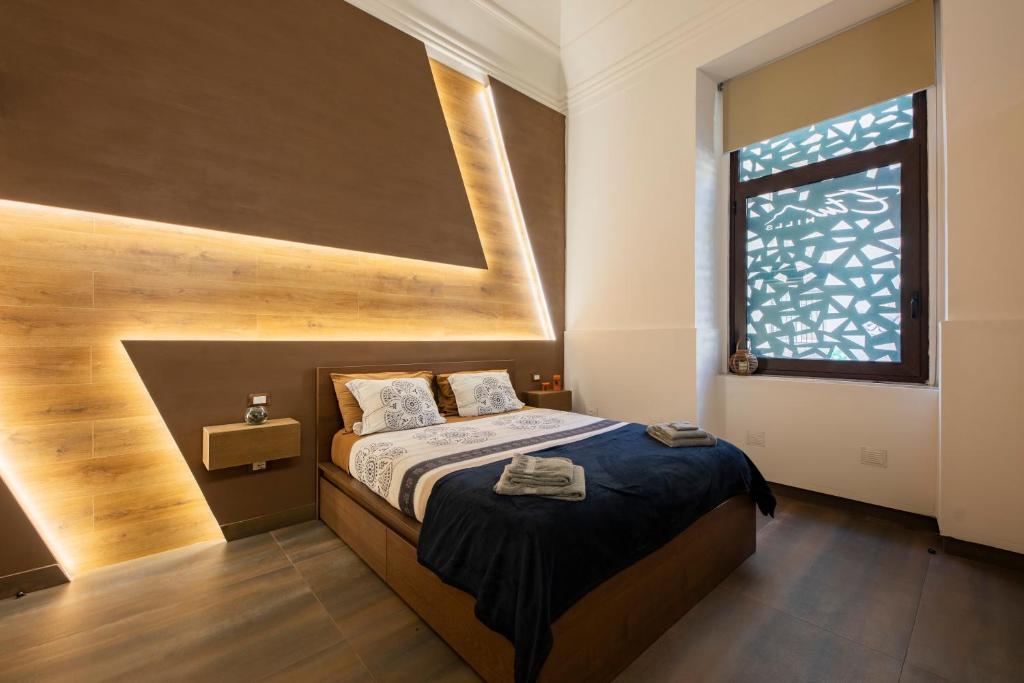 卡塔尼亚Etna Hills的一间卧室设有一张床和一个窗口
